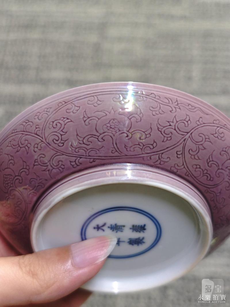 清雍正 茄皮紫釉暗刻缠枝石榴花纹盘 - 图5